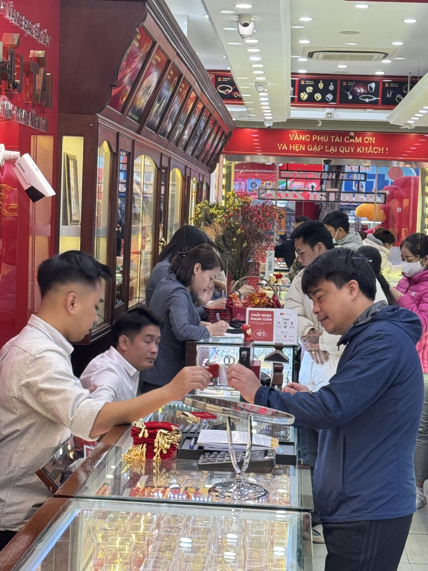 Tin nóng giá vàng sáng 23/10/2025: Giá vàng thế giới giảm phiên thứ hai liên tiếp